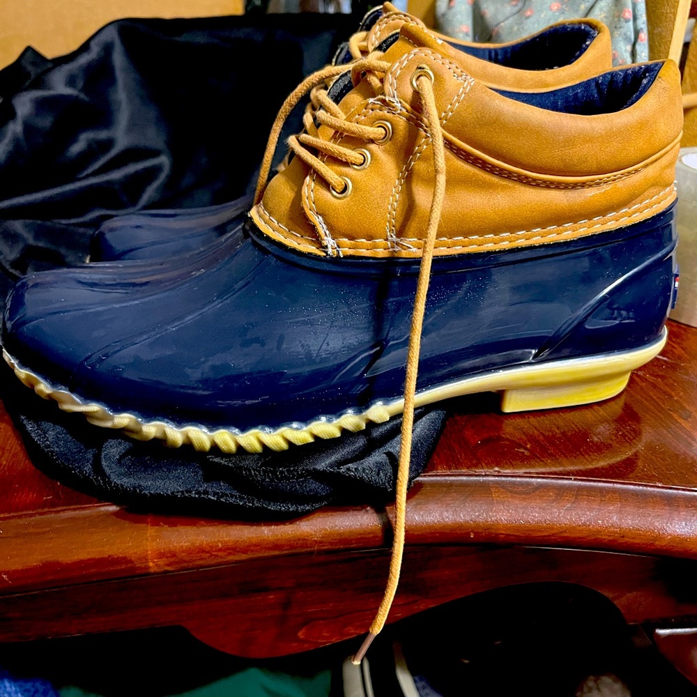 Tommy Hilfiger duck books. Great shape size 8 1/2